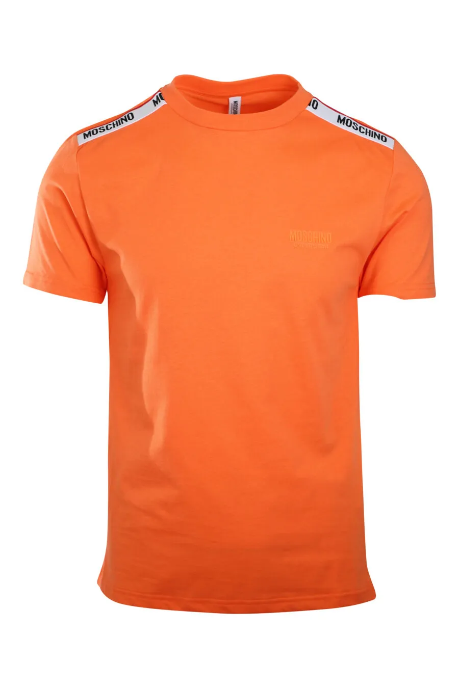 Camiseta naranja con logo en banda en hombros