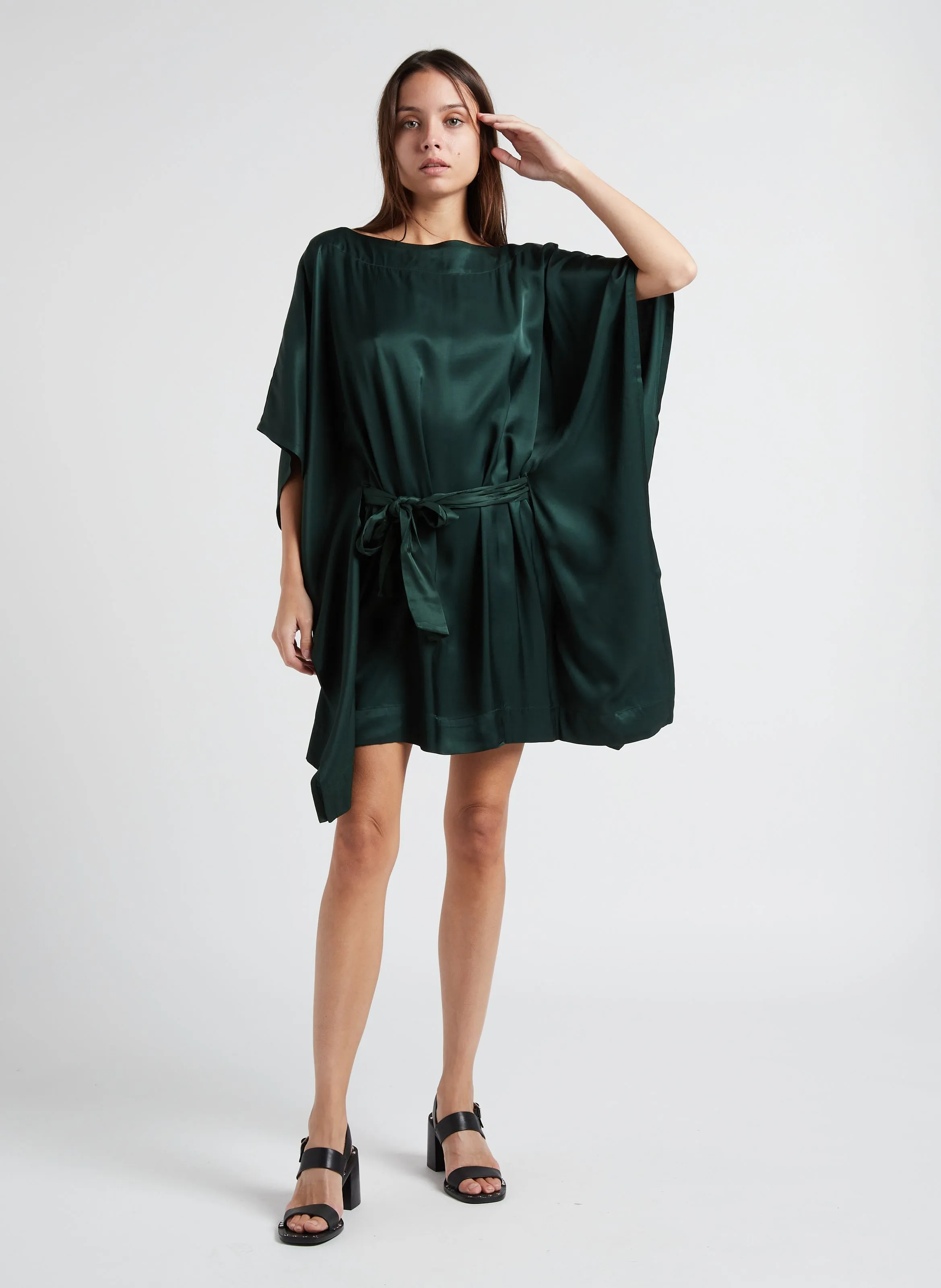 CARTNEY - Vestido corto con cuello barco en verde