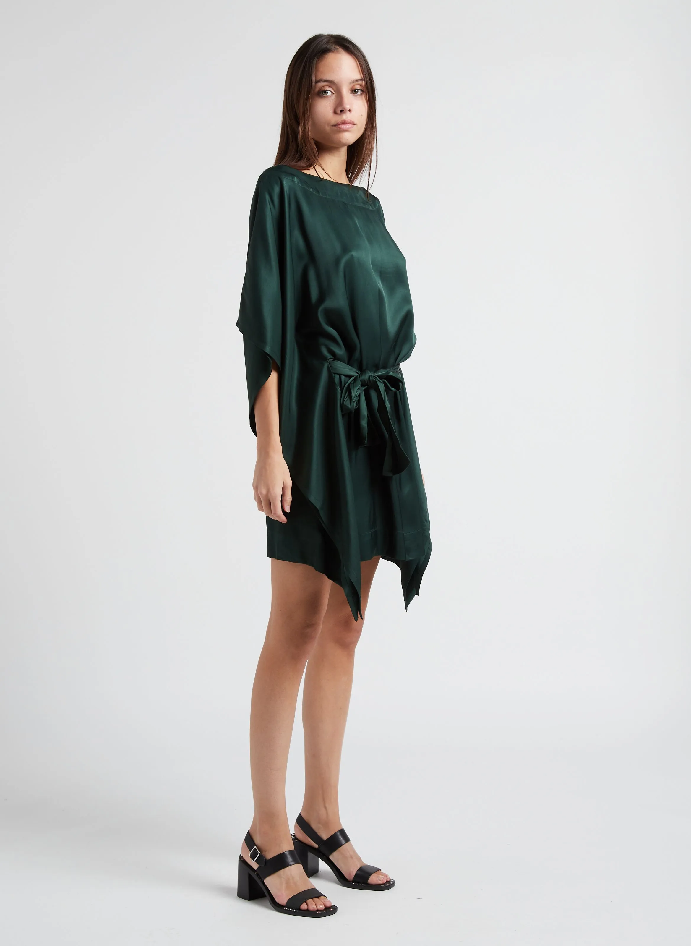 CARTNEY - Vestido corto con cuello barco en verde