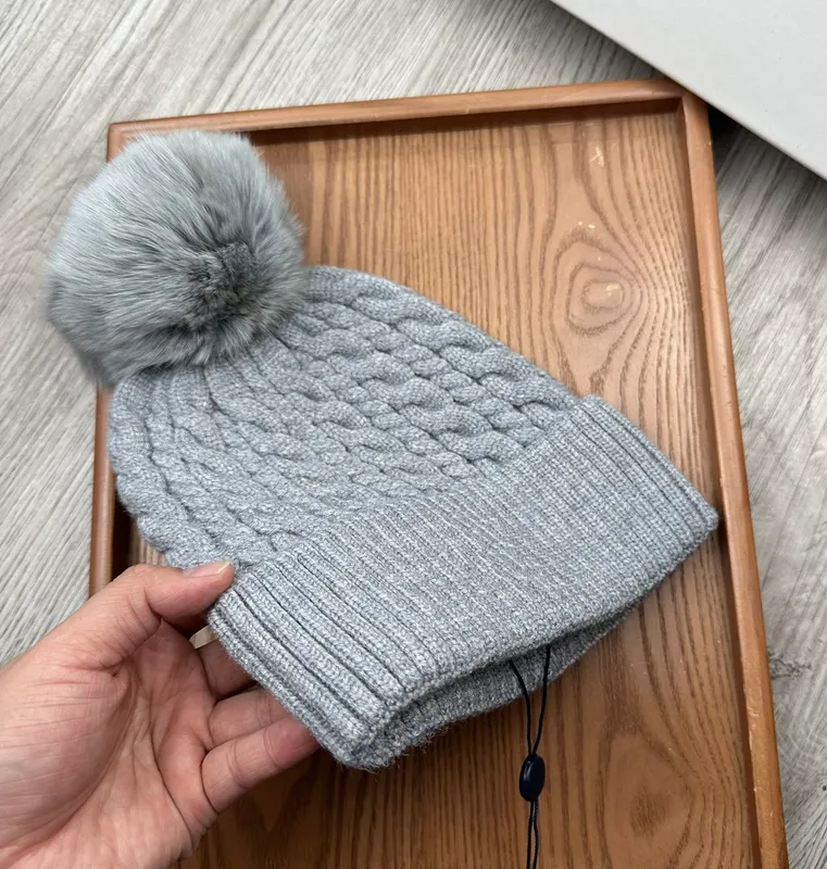 Gorro de gorro de lana Capa de calavera de piel suave Pom Pom Pom Wath Winter Beanie Sombreros Cabilla de esquí de Ski Mujeres M