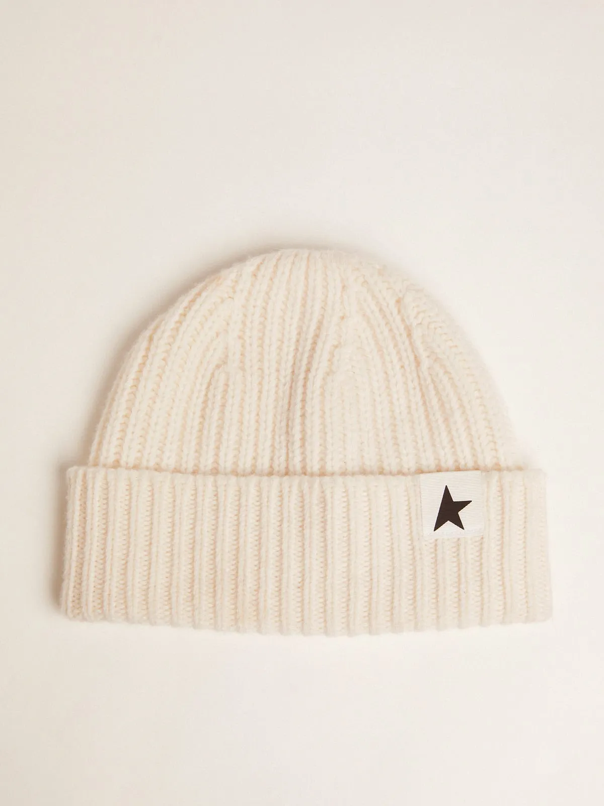 Gorro de lana blanco con estrella negra