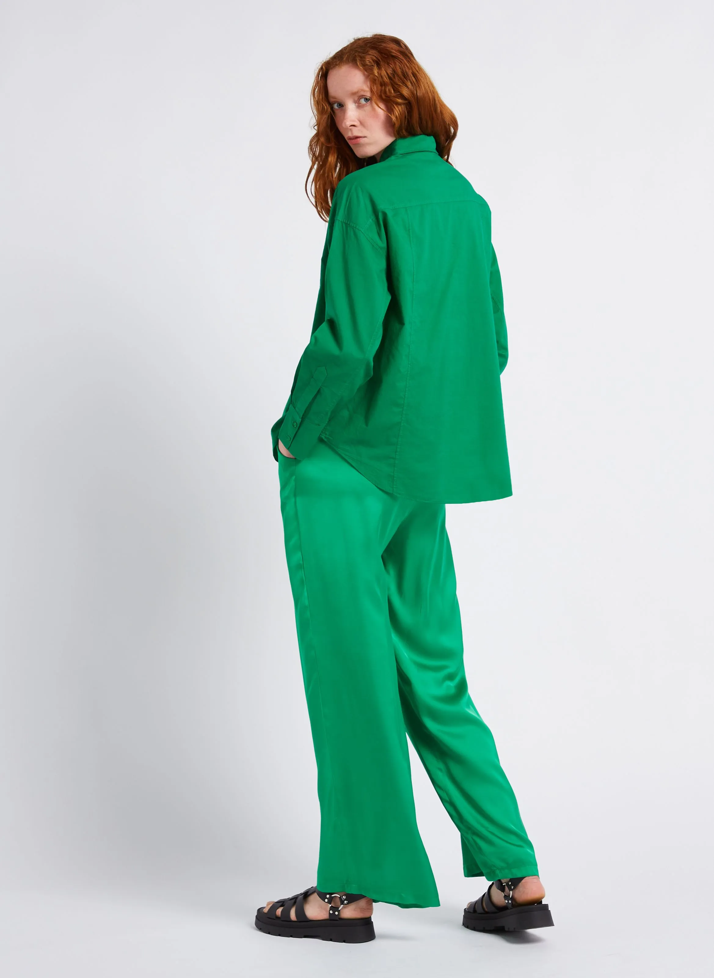 PAROCKY - Pantalón ancho satinado en verde