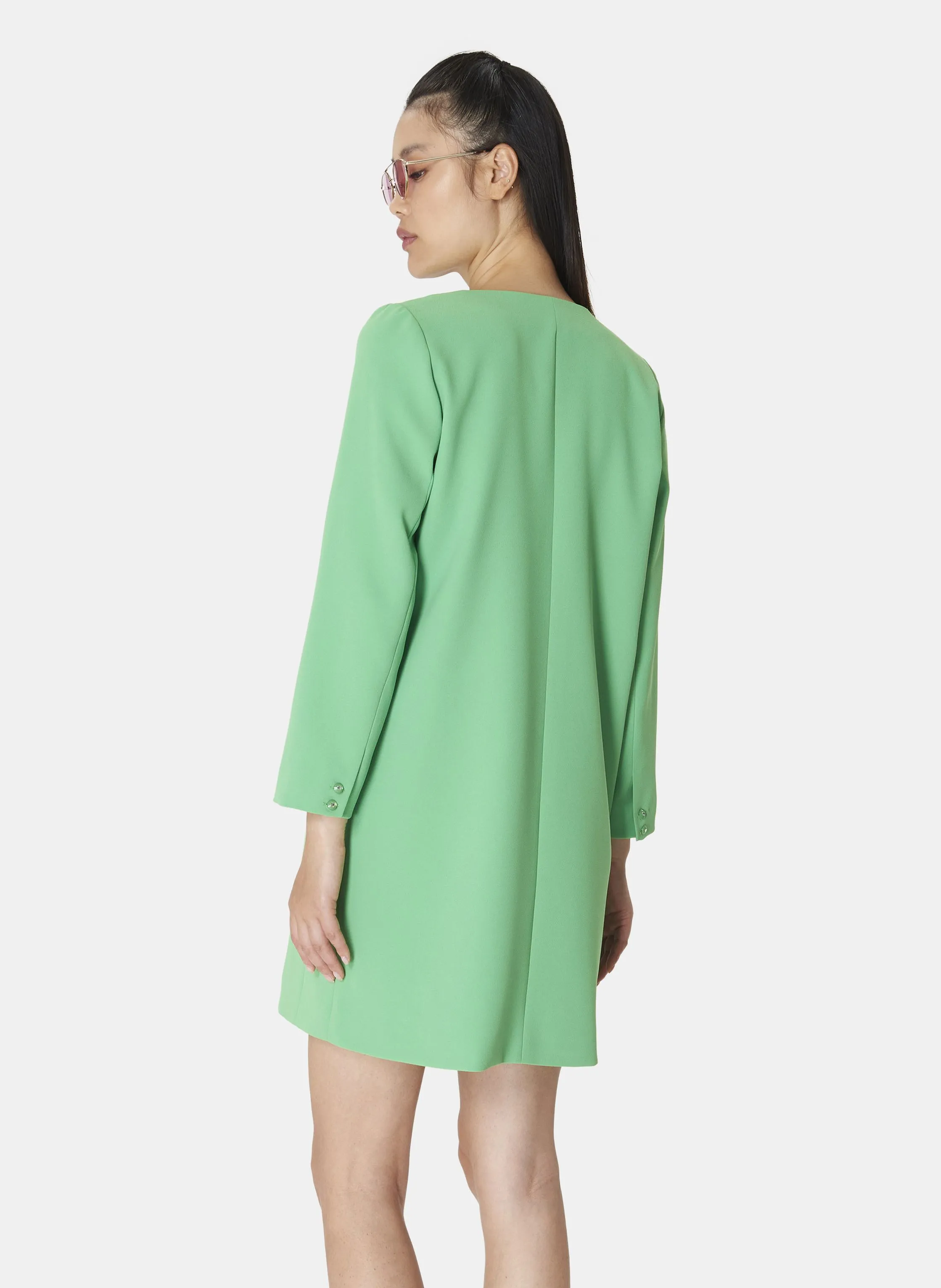 RHEA - Vestido corto de crepé con cuello tunecino en verde