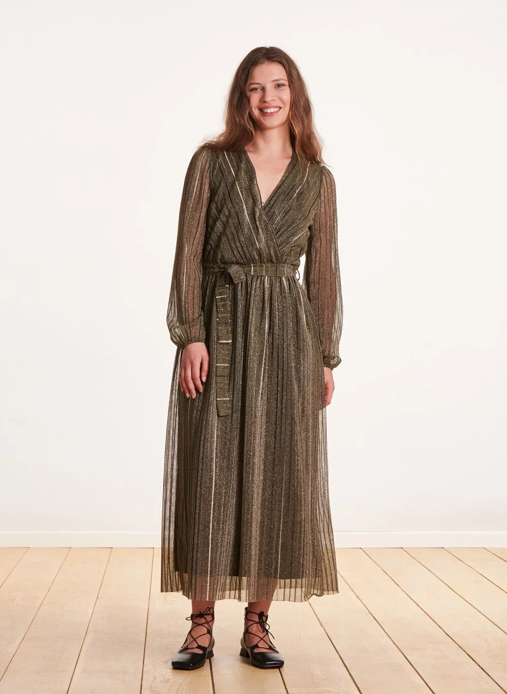 Robe longue cintrée col cache-coeur pailletées en verde