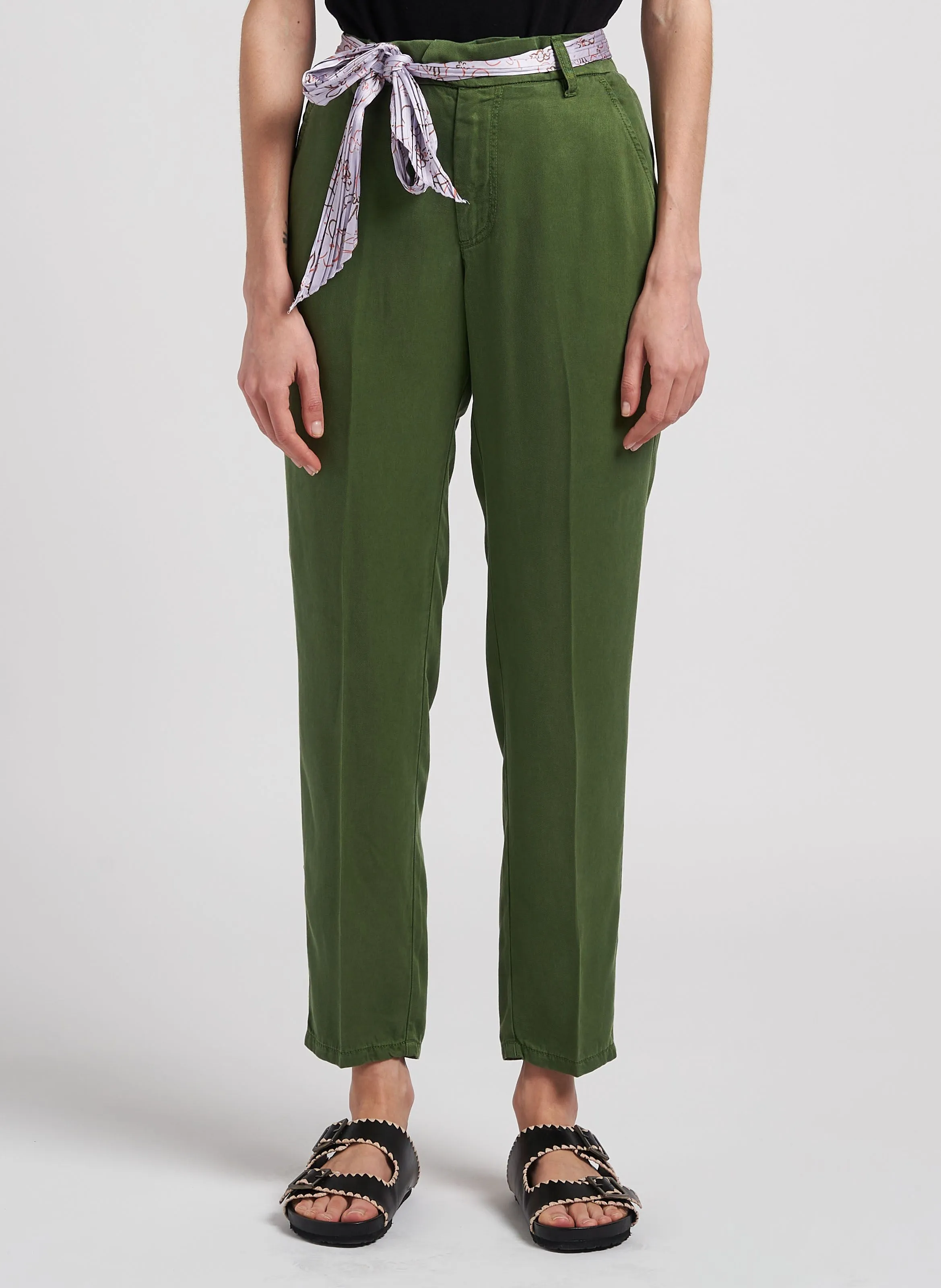 THEA - Pantalón tapered vaporoso en verde