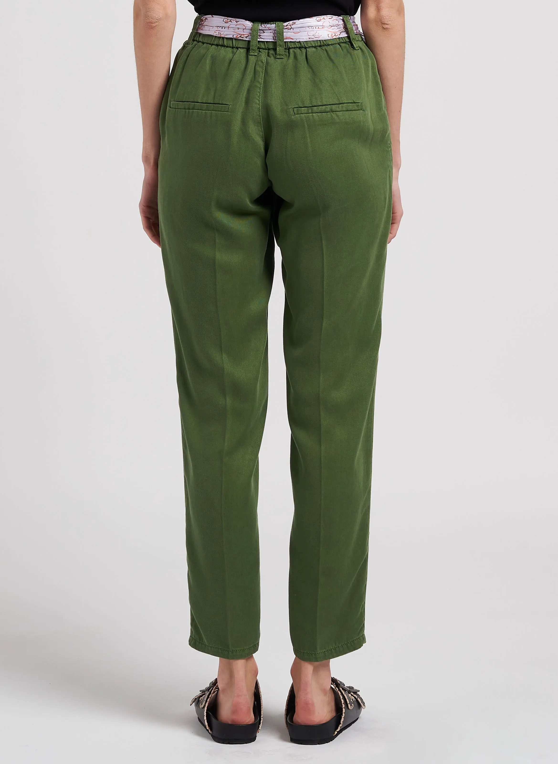 THEA - Pantalón tapered vaporoso en verde