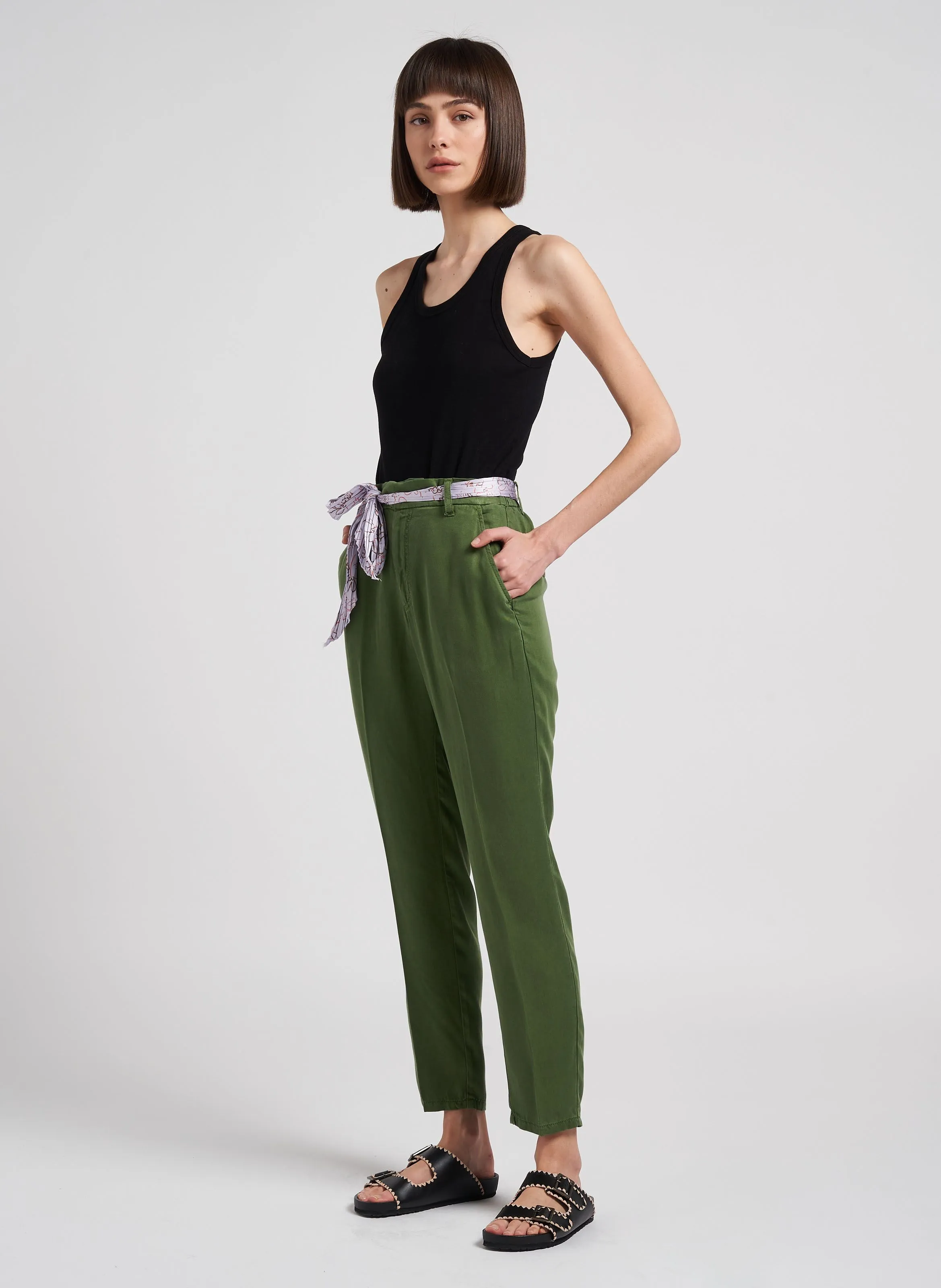 THEA - Pantalón tapered vaporoso en verde