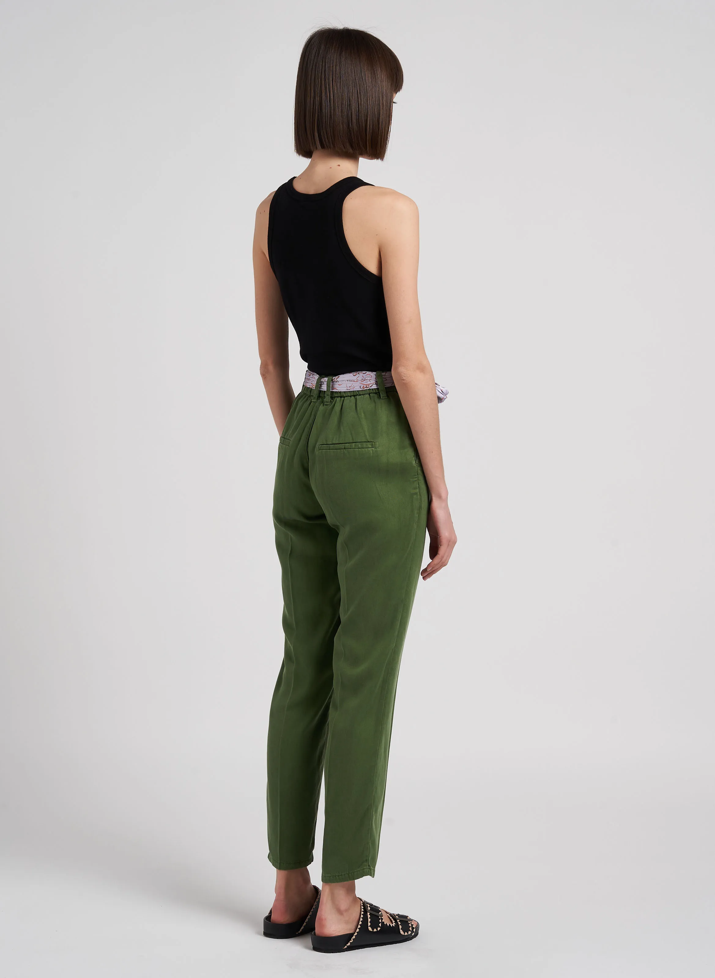 THEA - Pantalón tapered vaporoso en verde