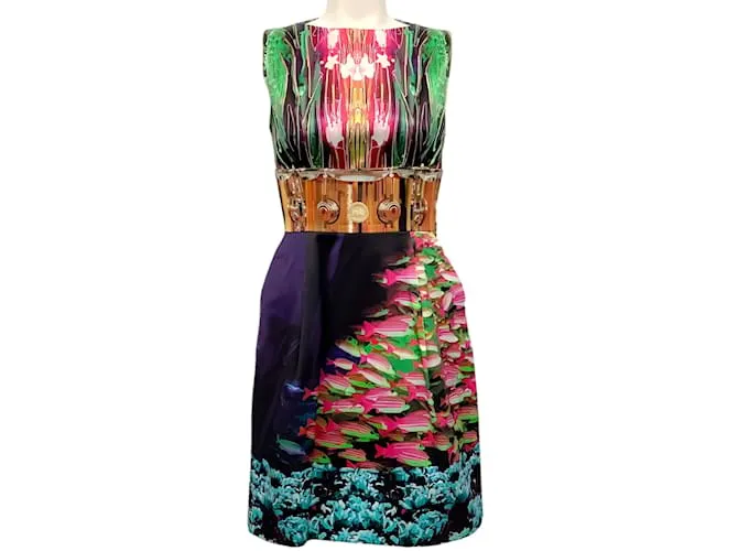 Vestido azul sin mangas con estampado de peces de seda multicolor de Mary Katrantzou 