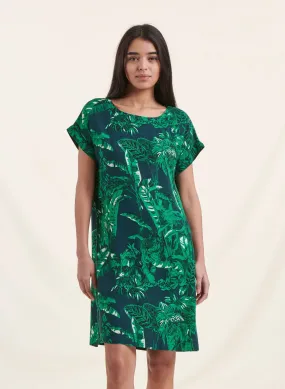 Vestido corto holgado con cuello barco y estampado animal en verde