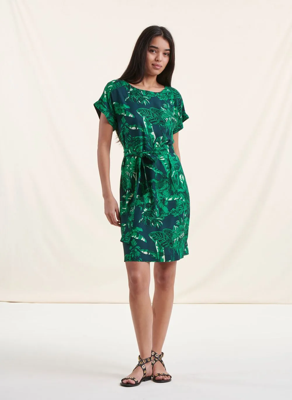 Vestido corto holgado con cuello barco y estampado animal en verde