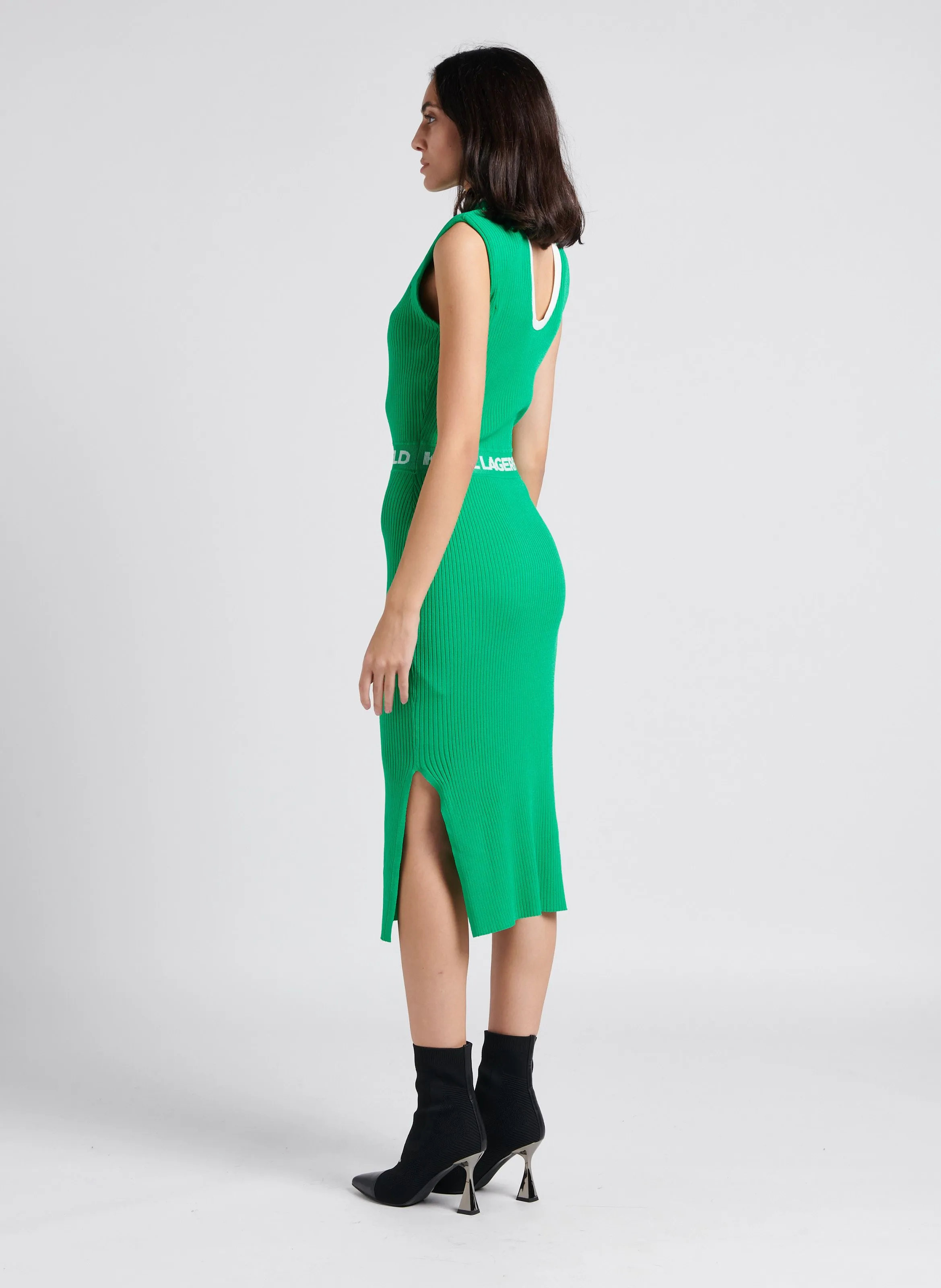 Vestido midi acanalado con cuello redondo en verde